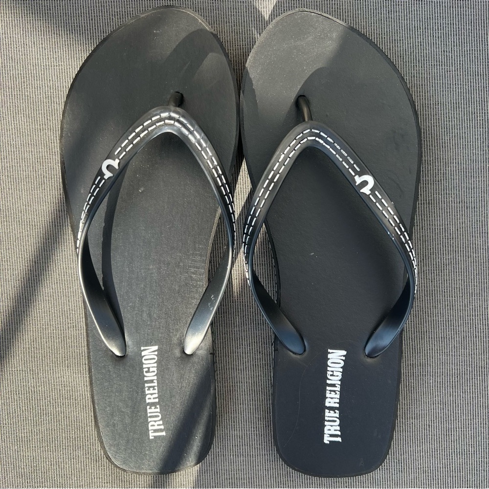 True Religion Black Flip Flops W10 NWOT